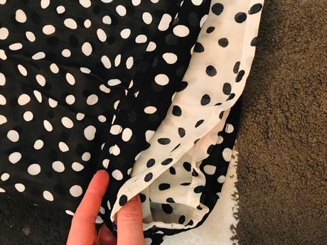 Tielko elegantné bodkované s uväzovaním okolo krku, s