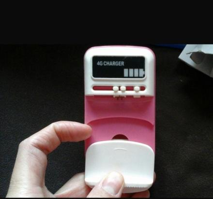 Univerzalny nabijac baterii s usb,