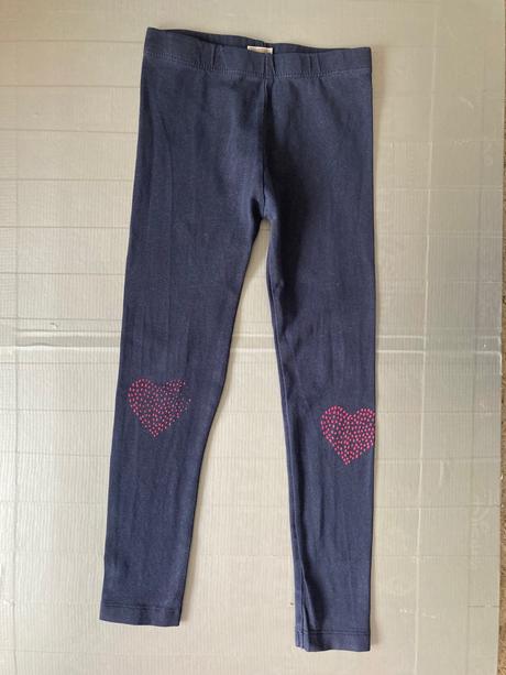 Tmavomodre leginy, srdce na kolene, 110