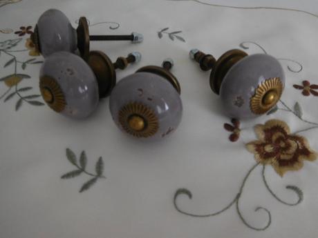 Porcelánové úchytky na nábytok,, 