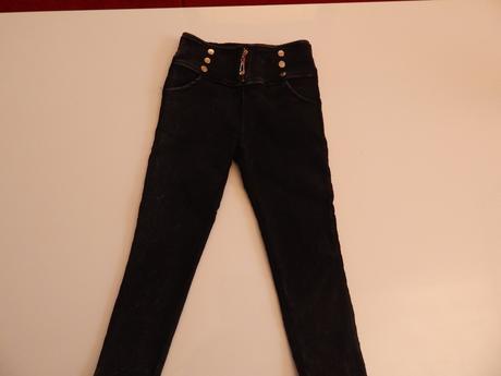 Nohavice s vysokym pasom, 104