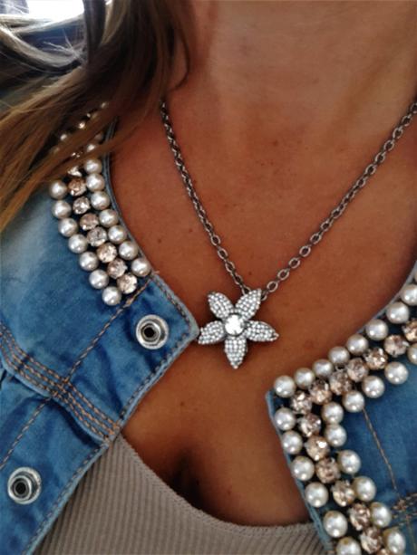 Náhrdelník s kvetom, 