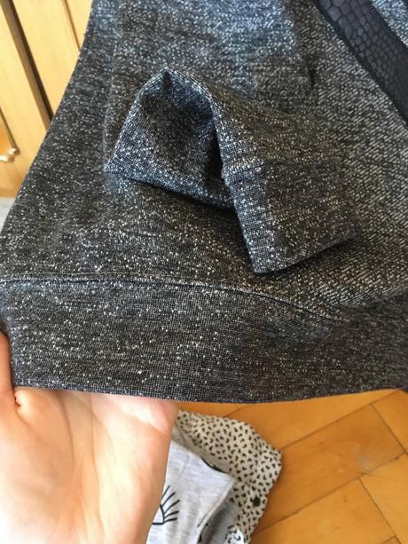 Mikina s ,,hadím" vzorom, gate,38