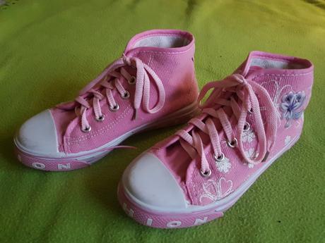 Vyššie dievčenské tenisky, 34