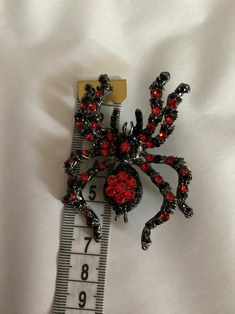 Brošňa pavúk červená,