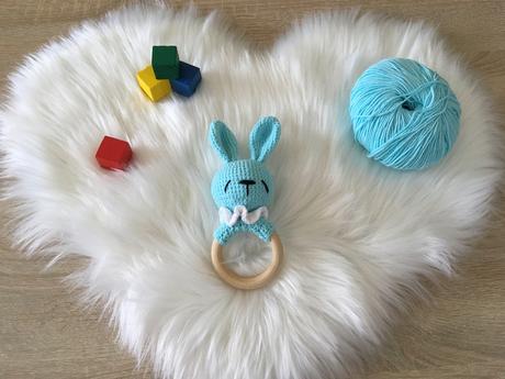 Háčkovaná hrkálka,