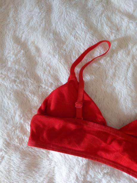 Červená podprsenka., s