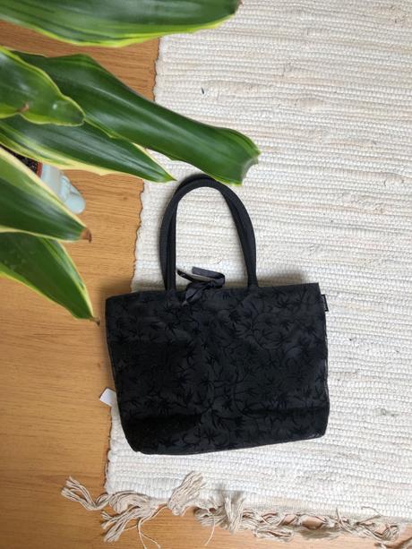 Čierna kabelka s kvetmi burton, burton