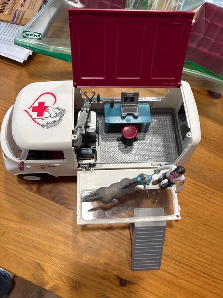 Schleich veterinárna ambulancia s koňom,