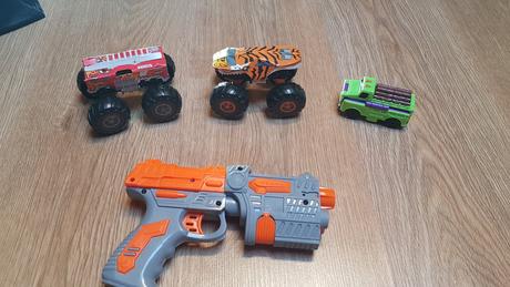 Hracky, auta, pistol darujem,