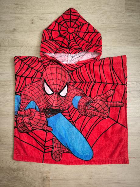 Pončo spiderman,