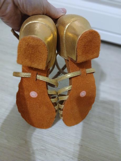 Tanečné topánky, 36