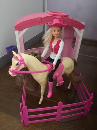 Stajňa barbie s koňom, 