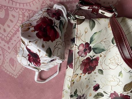 Kvetovaná kabelka, 