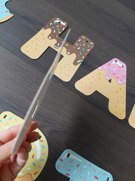 Nápis happy birthday - donutovy vzor, 