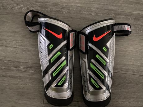 Chrániče nike pre 10-12 ročnych, 