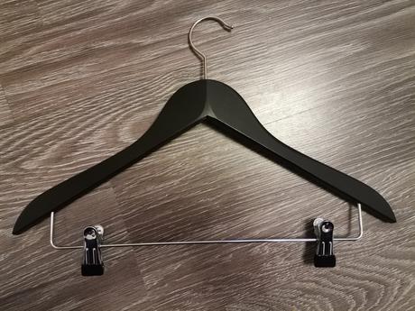 Kvalitné drevené vešiaky čierne, 