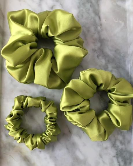 Saténová gumička scrunchie limetková, 