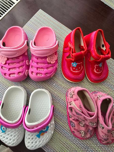 4 topanočky (2x kroksy 2 x papučky ), 18