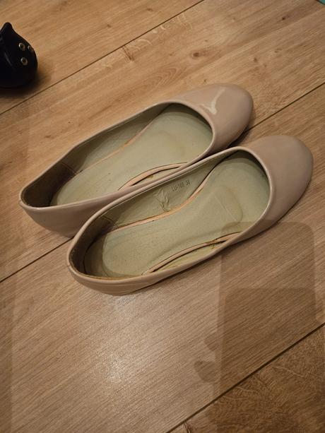 Béžové lakovkové balerínky, 38