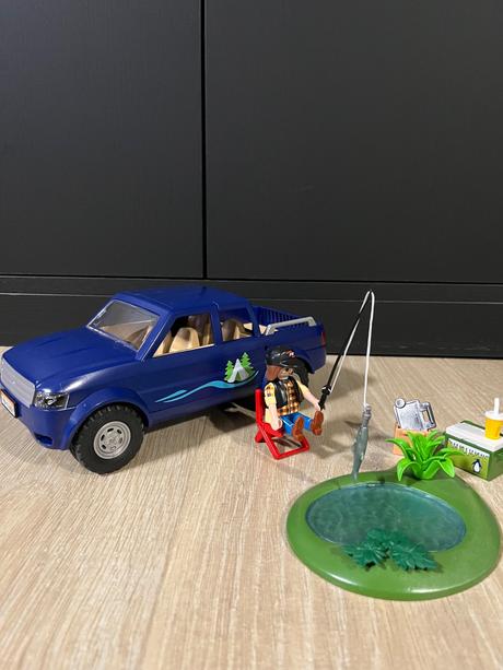 Playmobil auto s rybárom model 71038, 