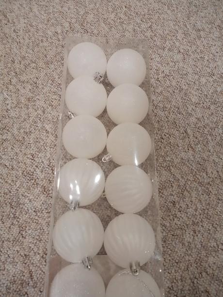 Biele vianočné gule na stromček, 