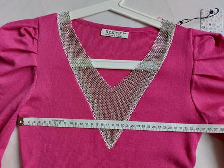 Krásny pulover s-m s trblietavý vystrihom, s