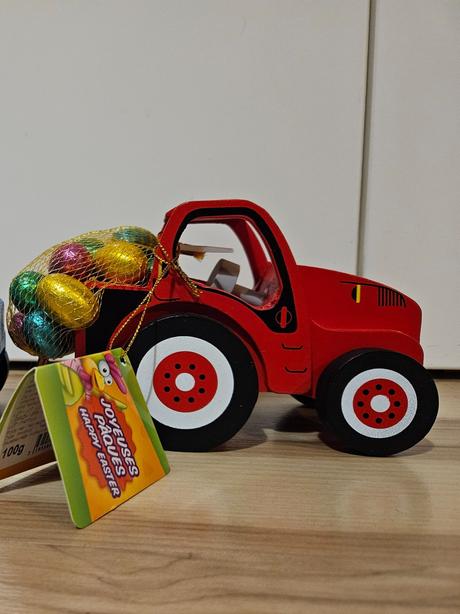Červené drevené autíčko, 