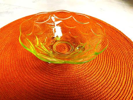 Sklenená stará mištička,