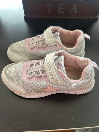 Predavam krasne botasky, 32