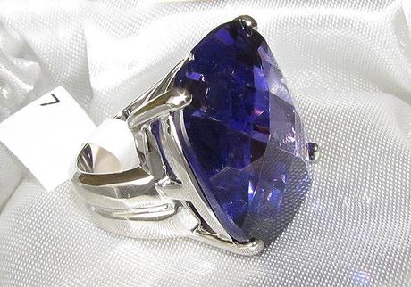 Prsteň s fialovým kameňom,