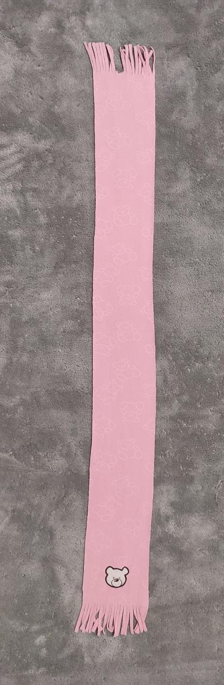 Bledioružový šál, 86