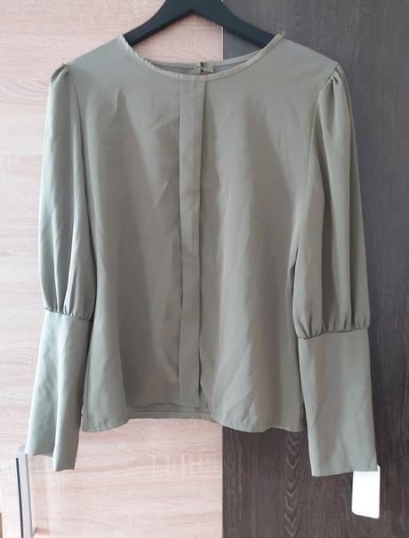 Elegantná khaki blúzka s ozdobnými gombíkmi,