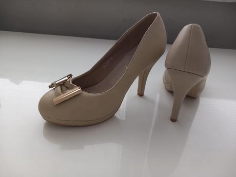 Bežove lodičky, 38