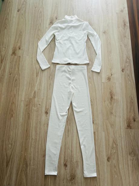 Krásny vrúbkovaný komplet značky h&m, h&m,s
