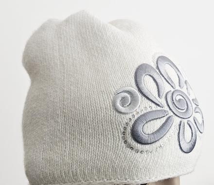 Čiapka s výšivkou, 