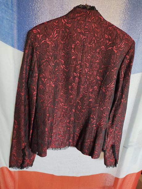 Karmínové sako, 40