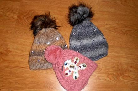 Čiapočka s brmbolcom a kamienkami, 50 - 158