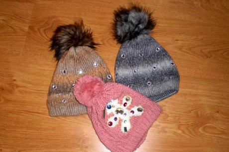 Čiapočka s brmbolcom a kamienkami, 50 - 158