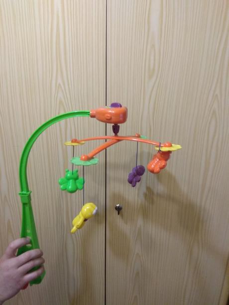 Kolotoč s macíkmi nad postieľku, 