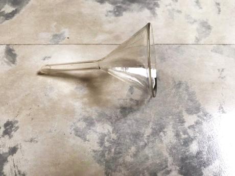 Sklenený malý laboratórny lievik, 