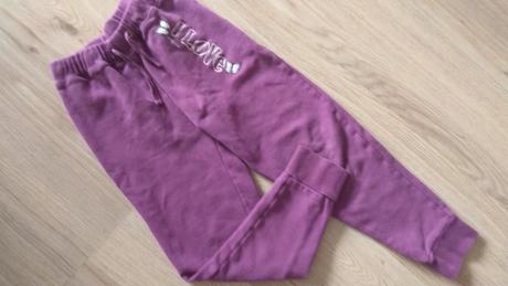 Fialové tepláčiky, one by one,128