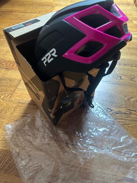 Ciklisticka prilba, m