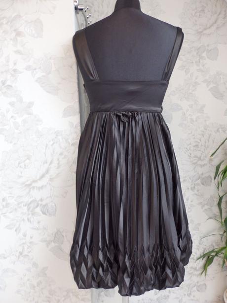 Kvalitne velmi pekne saty na slavnost, 36