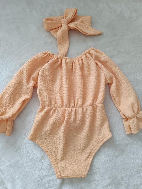 Bledooranžové body s mašľou a čelenkou, 74