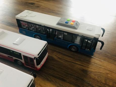 Plastový autobus a električky,