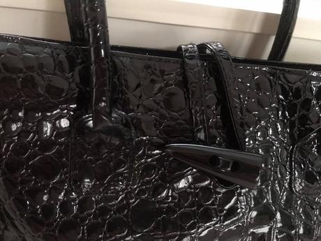 Laková kabelka do ruky,