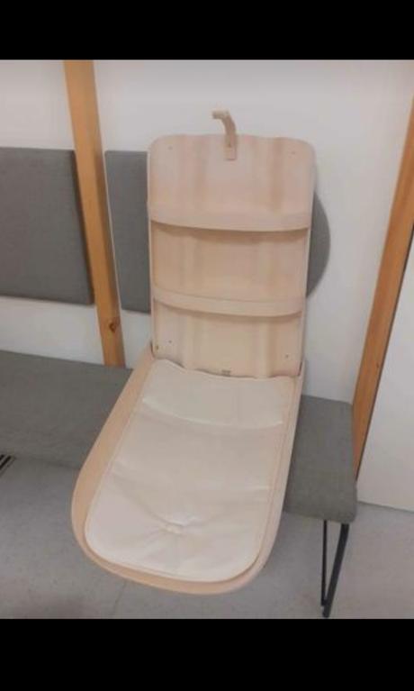 Zavesny prebalovaci pult,