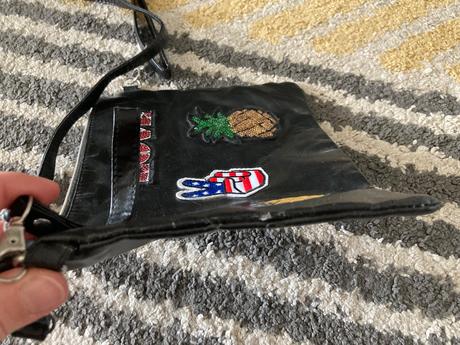 Kabelka s nášivkami,