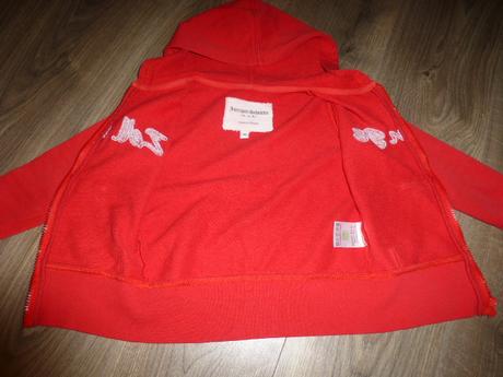 Mikinka s kapucňou, 104